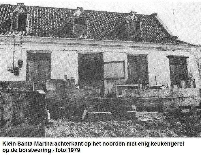 31. Klein Santa Martha achterzijde op noorden met keukengerei 1979